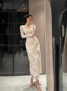 法式气质浪漫白色肌理感大方领连衣裙女2024新款收腰设计感长裙子