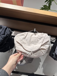 日本代购直邮Lululemon Curved Crossbody运动斜挎包胸包磁吸扣3L