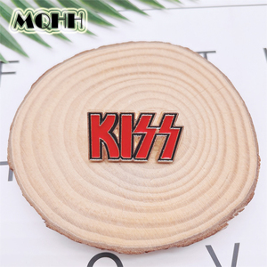 MQHH创意红色字母KISS胸针爱心乐队情侣合金徽章个性首饰礼品