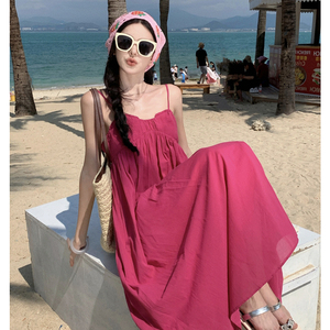 千百媚夏日多巴胺玫红色海边度假吊带连衣裙法式超仙沙滩拍照长裙