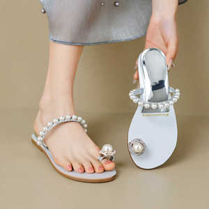 法式珍珠配裙子凉鞋女2024夏季新款外穿平底仙女夹脚趾水钻凉拖鞋