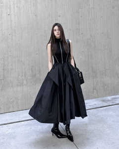 背心量感黑色连衣裙女春设计感时髦半高领大裙摆中长裙