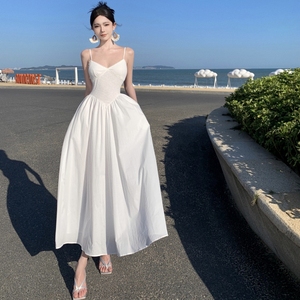 海边度假裙法式白色花边吊带连衣裙女夏季美拉德高腰显瘦蕾丝长裙