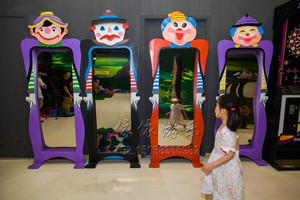 幼儿园哈哈镜 成人儿童哈哈镜 广场玩具游乐设备 木制哈哈镜镜子