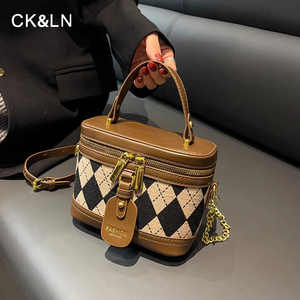 法国CK LN质感水桶包包2024新款时尚链条斜挎包手提菱格化妆女包