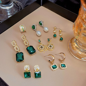 银针几何复古祖母绿水滴珍珠链条镂空设计耳钉时尚女性耳环耳饰