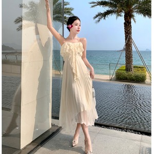 白色蕾丝吊带连衣裙高级感气质显白收腰长款百褶仙女范沙滩裙