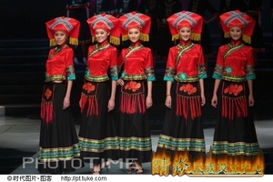 米粒壮族舞蹈演出服女装少数民族服饰广场舞服装红色演出服装原创