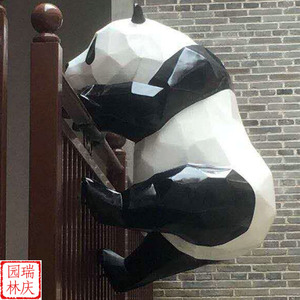 大型树脂玻璃钢几何体切面大熊猫雕塑爬墙熊商场墙挂景观园林摆件