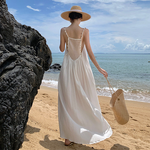 海边度假连衣裙女宽松显瘦慵懒风露背贝壳装饰白色吊带沙滩长裙子