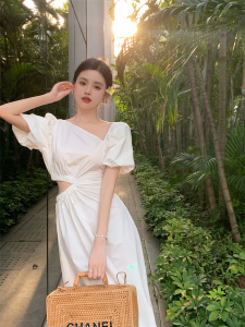 初夏甜茶白色显瘦不规则设计露腰连衣裙女2024高级感气质质感裙子