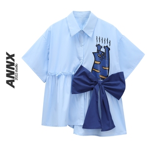 ANNX2024蝴蝶结扎花浅蓝色衬衫女夏创意卡通印花独特别致上衣小衫