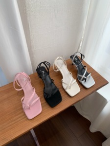 韩版细带夹脚趾猫跟凉鞋女鞋子2024年夏季新款法式银色细跟高跟鞋