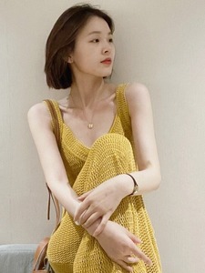 黄色针织吊带背心连衣裙女夏季小众独特茶歇法式别致惊艳绝美裙子