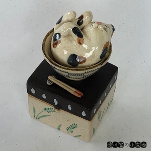 日本代购 趣味猫咪香合 躺饭碗里的三毛猫 可爱 陶瓷小首饰盒摆件