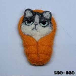 日本代购 匠人手工 睡袋里的猫咪 可爱 羊毛 包包 毛衣 胸针 别针