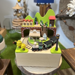 高级木制品摆件八音盒秋季列车款音乐盒创意礼品绿皮火车机械旋转