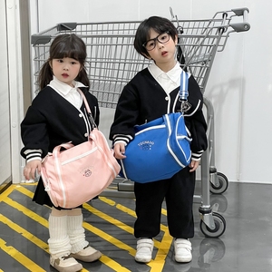 儿童包2024新款韩国撞色宽带手提包大容量字母运动风斜挎包户外包