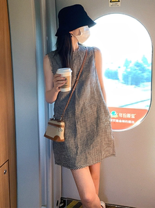 棉麻格子连衣裙2024新款女夏设计感茶歇法式无袖背心短裙子女夏季