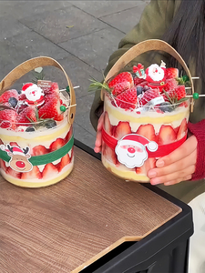 网红圣诞节草莓蛋糕装饰食品级透明手提桶抱抱桶圣诞老人打包盒子