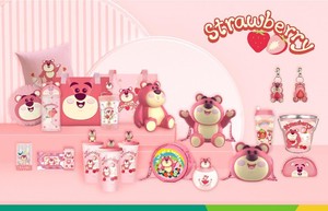 正版迪士尼草莓熊造型杯子玩具总动员网红粉红熊公仔背包爆米花桶