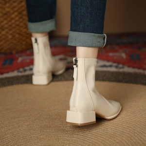 瘦瘦靴女法式秋冬新款低跟粗跟短靴方头短筒靴子加绒小白色马丁靴