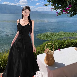 黑色玫瑰花吊带连衣裙女2024新款法式收腰褶皱开叉海边度假沙滩裙