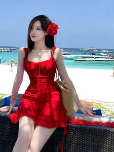 大红色显白不规则红色吊带裙女夏季收腰显瘦飘带方领沙滩海边短裙
