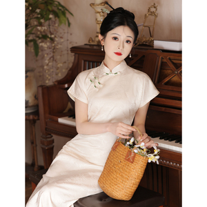 白色旗袍2024新款夏季复古文艺新中式日常可穿连衣裙绝美订婚长款