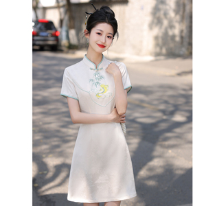 短款旗袍2024新款改良年轻款少女夏季小个子新中式连衣裙白色刺绣