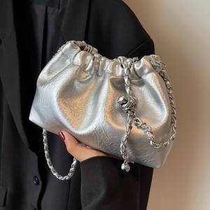 今年流行银色包包女春夏新款高级感小众单肩包爆款链条斜挎水桶包