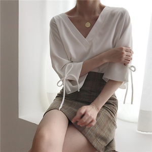 韩国法式慵懒风开叉中袖绑带宽松缎面V领衬衫光滑质感白衬衣女夏
