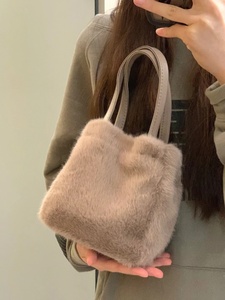 2024新款毛毛水桶包包女士韩版秋冬高级感质感小众设计通勤手提包