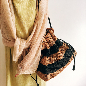 小众设计抽绳福袋手拿包女2023夏季新款条纹编织包单肩托特草编包