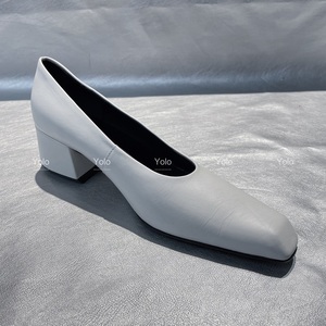 气质方头单鞋女  23ss春款温柔奶白色粗跟单鞋胎牛皮料舒适时尚。