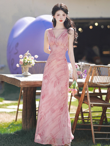 夏季2024今年流行漂亮粉色碎花连衣裙气质高级感女神范礼服长裙子