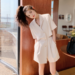 米色西装露腰小心机连体裤女夏季2024新款韩版气质休闲设计感短裤