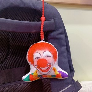 尴尬小丑的小曲玩偶挂件A娃娃表情包钥匙扣定制搞怪沙雕生日礼物