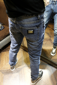 主流欧洲简约风范石磨修身瘦腿拉丝钢徽章水洗素版优质牛仔裤男