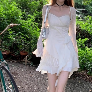 白色吊带连衣裙女夏季不规则仙气绝美辣妹短裙荷叶边套装仙女裙子