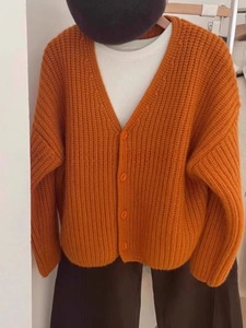 南瓜橘色V领毛衣外套女秋冬季欧货洋气减龄漂亮针织开衫外搭上衣