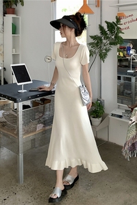 方领短袖冰丝针织连衣裙女夏季2024新款设计感法式小众荷叶边长裙
