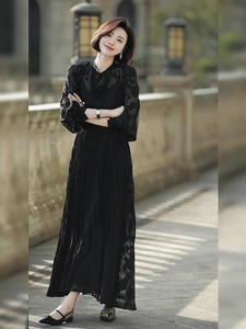 黑色V领连衣裙女款夏季2024新款流行时尚气质显瘦减龄漂亮套装裙