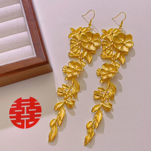 黄金色花朵新中式新娘造型搭配长款流苏耳钉结婚道具假三金耳环女