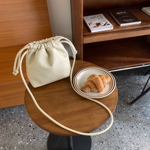 日常百搭包包女四季通用韩系复古小众设计软皮抽绳束口福袋水桶包