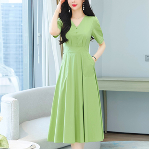 法式绿色连衣裙女2024夏季新款收腰显瘦女神范轻奢纯色气质中长裙