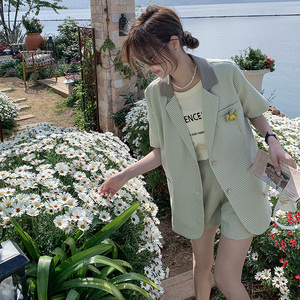 绿色短袖小西装套装女夏2024新款韩版休闲时尚设计感炸街短裤西服