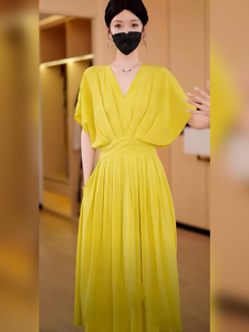 2024新款女夏季高级感雪防显瘦时尚通勤设计感收腰黄色褶皱连衣裙