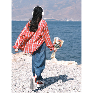 日系慵懒风红色条纹格子防晒衬衫外套女夏设计感外搭长袖衬衣薄款