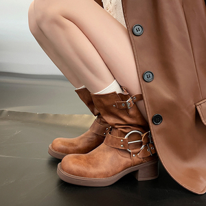 阿希哥同款2023新款英伦风复古棕色短靴女粗跟朋克风金属扣马丁靴